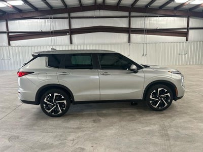 2023 Mitsubishi Outlander SE